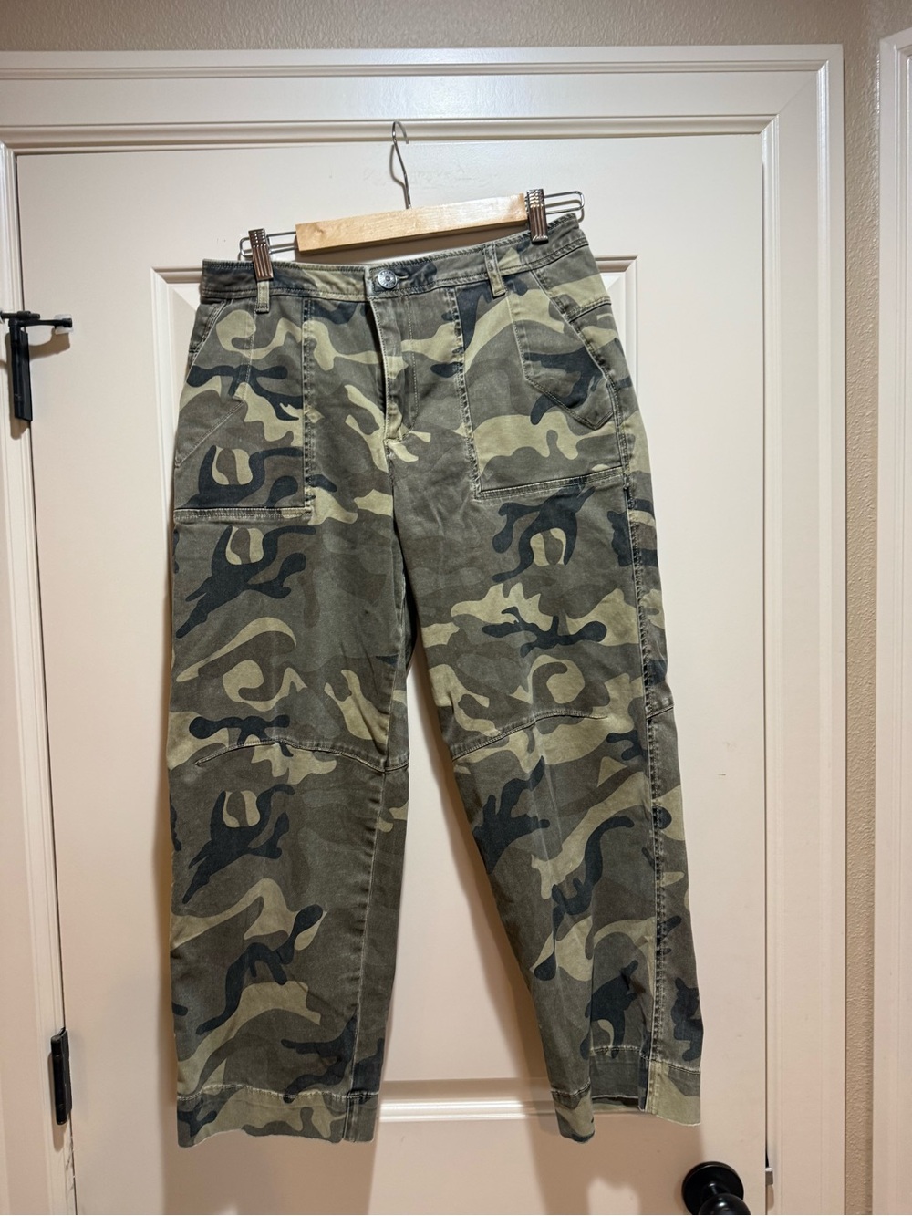 Kut from the Kloth Women's Cropped Camo Utility Pants - Olive & Black